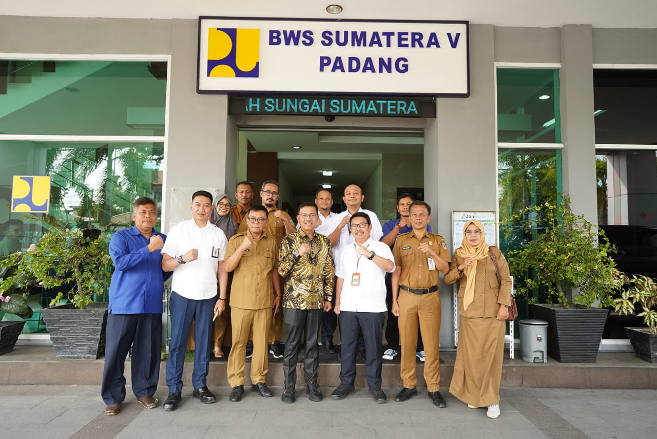 Bupati dan Pejabat Solsel Selepas menemui Kepala Balai Wilayah Sungai (BWS) Sumatera V, Mochammad Dian Al-Ma’ruf, di Jl. Khatib Sulaiman, Padang, pada Senin (18/09/2023).
